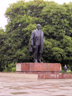 first Lenin statue